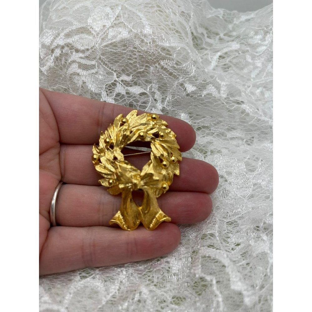 Napier Vintage Gold Tone Holiday Wreath Brooch - Picture 2 of 11